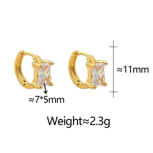Dettaglio degli orecchini a cerchio dorati con zircone quadrato e dimensioni prodotto
