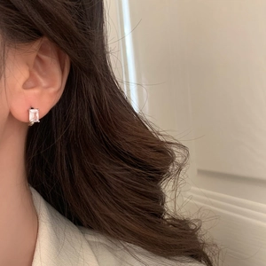 Orecchini a perno in argento con zircone rettangolare all'orecchio, stile elegante
