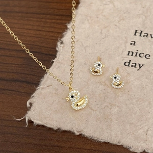 Set gioielli anatra con zirconi micro-pave, collana placcata in oro e orecchini coordinati
