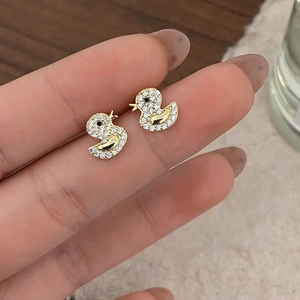 Orecchini A Lobo Piccola Anatra Carina Rame Placcato Oro Micro Pavé Zircone Bianco Forma Animale Gioielli Per Donne