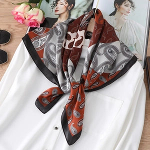 Elegante foulard in seta paisley rosso bruno su camicia bianca con accessori vintage