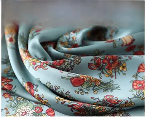 Detailansicht eines hellblauen Seidenimitat-Schals mit buntem Tulpen- und Blumendruck-Muster