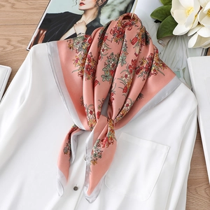 Seidenschal mit Blumenmuster für Damen in Pfirsichrosa mit elegantem grauem Rand