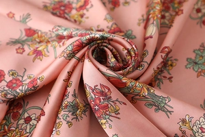 Detailaufnahme des rosa Satin-Halstuchs mit Blumendruck und seidiger Textur