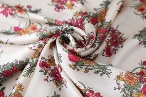 Detaillierte Nahaufnahme des Seidenschals mit Blumenmuster und weicher Seidentextur