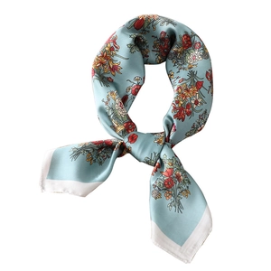 Blaues Seidentuch mit Mohnblumenmuster, gebunden als dekorativer Halsschmuck