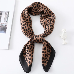 Femme Léopard Imprimé Carré Écharpe Imitation Satin Satin Foulard Mode Bandana Élégant Accessoire Cheveux Protection Solaire