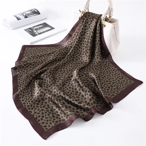 Carré de soie léopard de 70 cm drapé sur un sac à main, accessoire de mode élégant