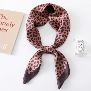 Élégant foulard en soie à imprimé léopard noué en nœud papillon avec fini satiné lisse