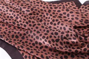 Vue macro du satin à imprimé léopard avec des coutures détaillées sur les bords