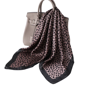 Élégant foulard en soie léopard sur un sac, carré de 70cm chic pour femme au style raffiné