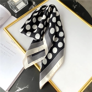 Foulard en soie de style Hepburn à pois noirs et blancs avec bordures à rayures sur marbre