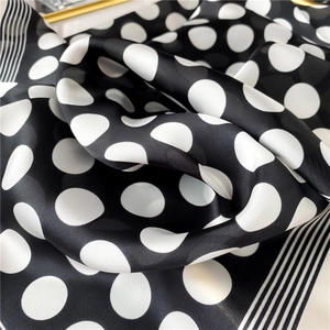 Vue détaillée d'un foulard en soie style Hepburn à pois blancs et noirs avec rayures