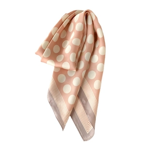 Écharpe en soie rose style Hepburn à pois blancs et bordure rayée sur fond blanc pur