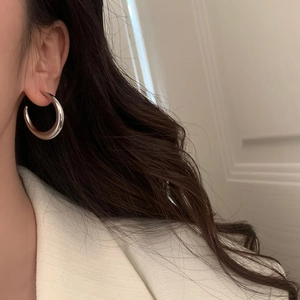Boucles d'oreilles créoles minimalistes argentées en forme de C avec fini poli miroir