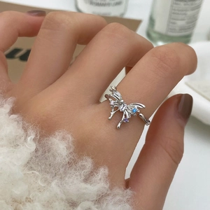 Gros plan détaillé d'une bague papillon argentée avec une pierre en zircon rectangulaire