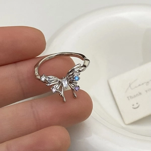 Gros plan sur une bague papillon irrégulière avec des zircons multicolores sertis