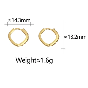 Détail de boucles d'oreilles carrées dorées avec zircons et dimensions du produit