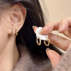 Ensemble de créoles dorées minimalistes avec finitions lisses et cristaux pavés
