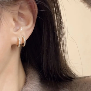 Boucles d'oreilles créoles dorées serties de strass pour un look superposé minimaliste