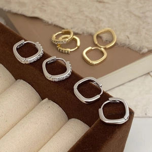 Ensemble élégant de boucles d'oreilles carrées dorées et argentées avec zircons sertis