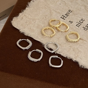 Lot de boucles d'oreilles créoles carrées en or et argent avec accents de zircon