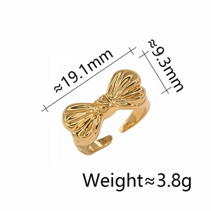 Detailed view of golden bow ring with dimensions 19.1mm width and 3.8g weight specs