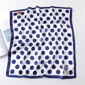 Seidiges quadratisches Halstuch mit blauen Punkten und feinen floralen Akzenten