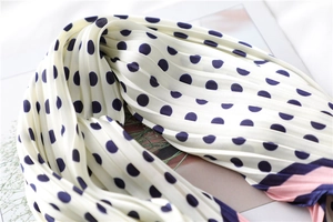 Vue détaillée du foulard en soie plissé à pois avec bordure contrastée tricolore