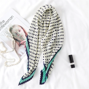 Vue détaillée du foulard plissé à pois avec bordure contrastée et bijoux de luxe