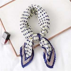 Foulard en soie plissé à pois blanc cassé avec bordures bleues et texture accordéon