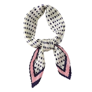 Foulard plissé en soie crème à pois bleu marine avec bordure rayée contrastée