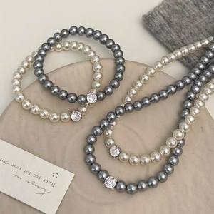 Détails de colliers et bracelets de perles élégants avec de grands zircons transparents