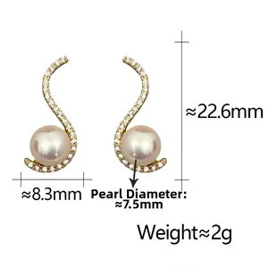 Detail showing S-shaped golden earrings with Mabe pearls and dimensions 22.6x8.3mm