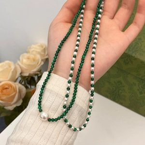 Détail du collier avec perles de malachite, perles blanches et pendentif perle baroque