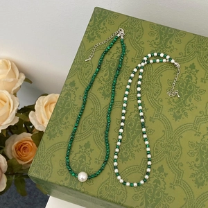 Détail de colliers en turquoise et perles blanches sur une boîte cadeau vintage