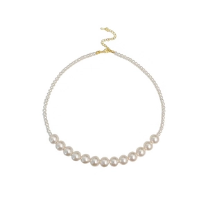 Collier de perles dégradées élégant avec fermoir réglable doré sur fond blanc