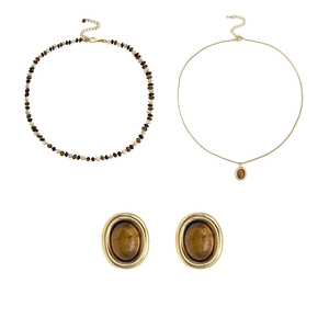 Parure bijoux œil de tigre avec collier de perles et pendentif ovale sur fond blanc