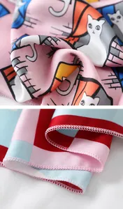 Primo piano del foulard in seta stampata con cuciture fini e trama morbida