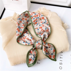Écharpe étroite en soie à fleurs avec bordure en satin vert et motifs floraux