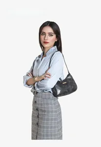 Détail de la texture en cuir PU brillant et boucle métallique sur le sac noir rétro