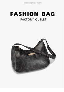 Vue détaillée du cuir PU noir vintage texturé avec logo en métal doré sur le sac