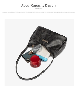 Détail intérieur du sac sous l'aisselle noir montrant sa grande capacité de rangement
