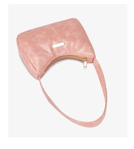 Détail du sac sous le bras en cuir PU rose avec quincaillerie dorée et texture