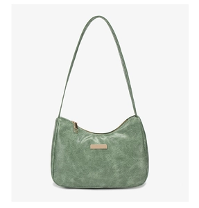 Détail du sac sous le bras en cuir PU vert sauge avec texture craquelée et ferrures dorées