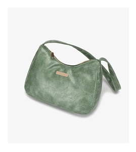 Gros plan du sac hobo en cuir PU vert avec texture craquelée et détails dorés brillants