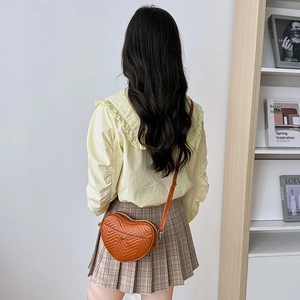 Sac bandoulière chic en cuir matelassé en forme de cœur orange-brun avec bandoulière