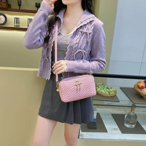 Mini sac bandoulière rose à surpiqûres en V avec pendentif flamant rose en métal