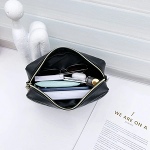 Trousse de maquillage matelassée noire avec espace de rangement pour cosmétiques