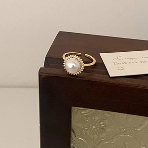 Elegant French retro adjustable gold ring featuring a large pearl and zircon halo